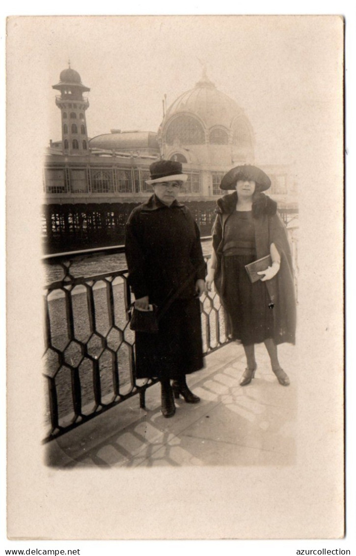 Photo De Famille Devant Le Casino De La Jetée. Carte Photo - Monuments, édifices