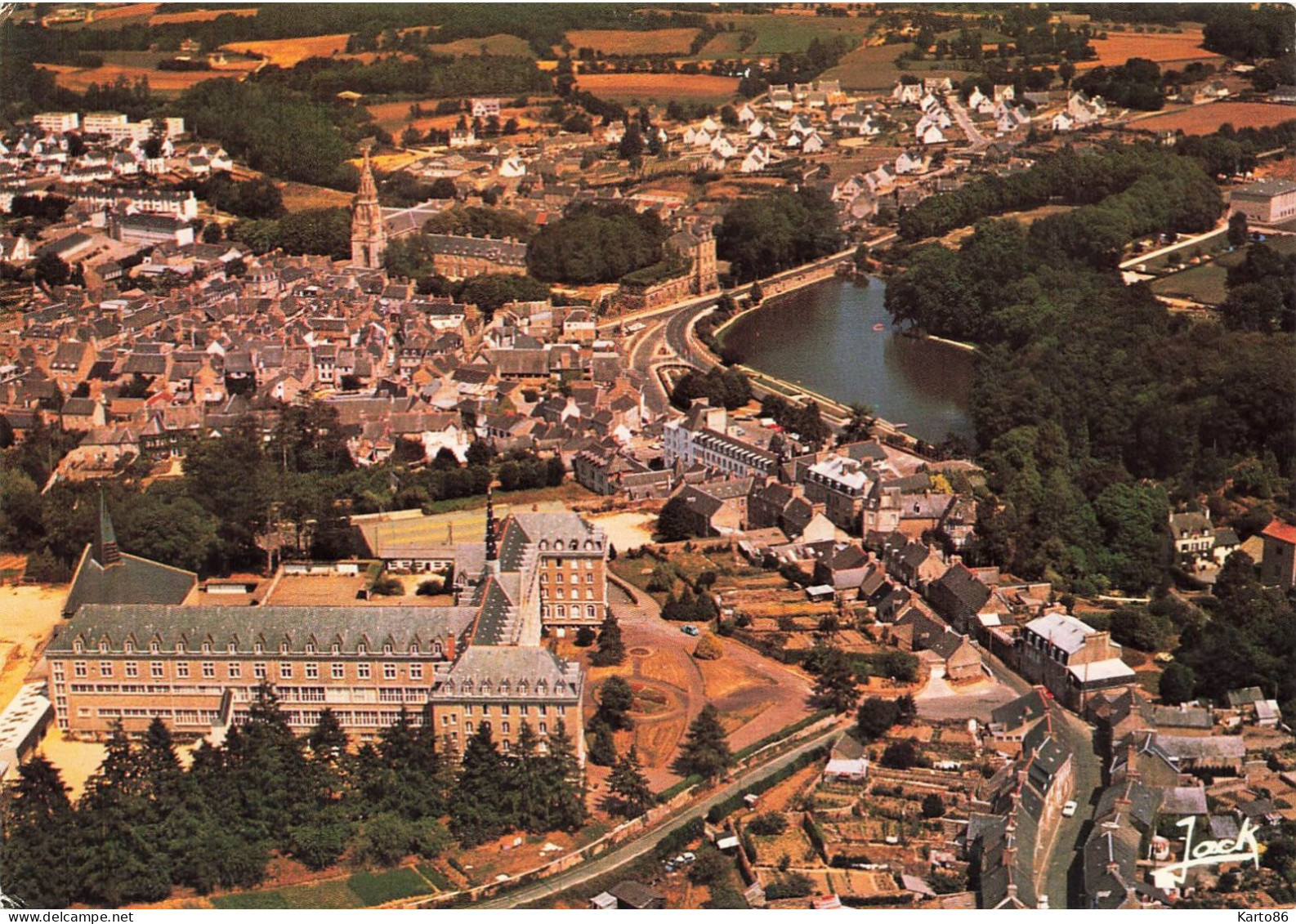 Quintin * Vue Aérienne Sur Le Centre Jean XXIII , L'étang Et Le Centre Ville - Quintin