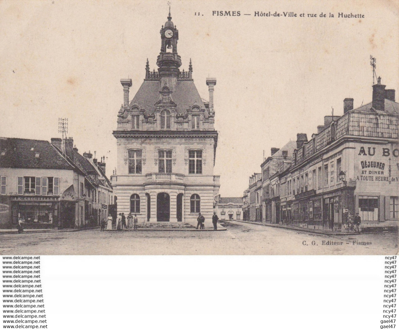 CPA (51)  FISMES.  Hôtel De Ville Et Rue De La Huchette, Animé, Commerce  Café-restaurant Au Bon Coin. ..D448 - Fismes