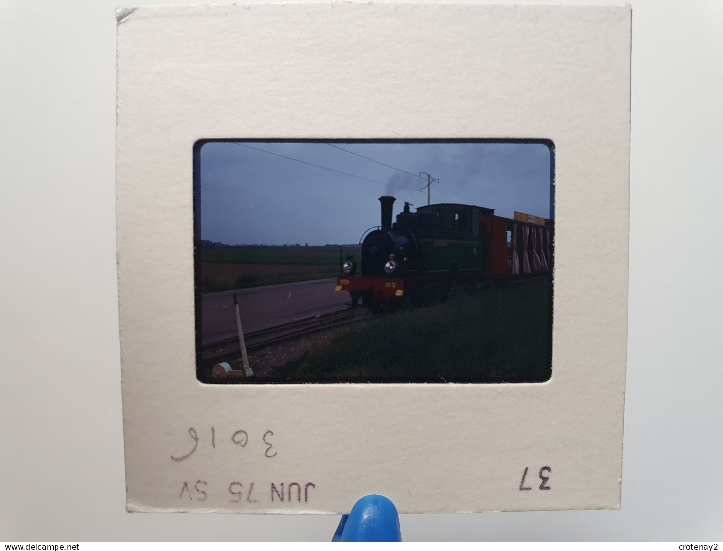 Photo Diapo Diapositive Slide TRAIN Wagon 45 PITHIVIERS Locomotive Vapeur MTP N°9 PUB GRINGOIRE En 1975 VOIR ZOOM - Diapositives