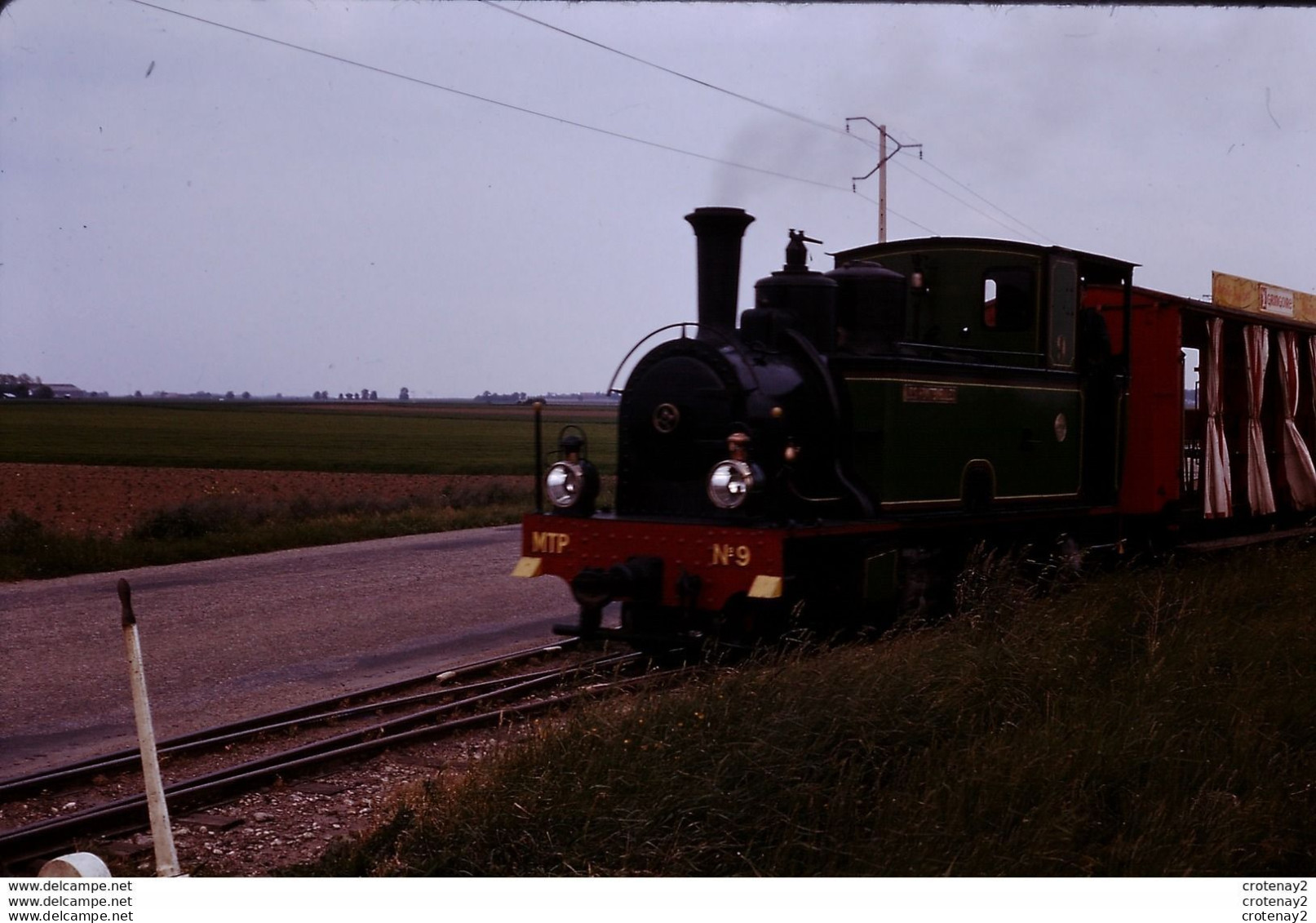 Photo Diapo Diapositive Slide TRAIN Wagon 45 PITHIVIERS Locomotive Vapeur MTP N°9 PUB GRINGOIRE En 1975 VOIR ZOOM - Diapositives