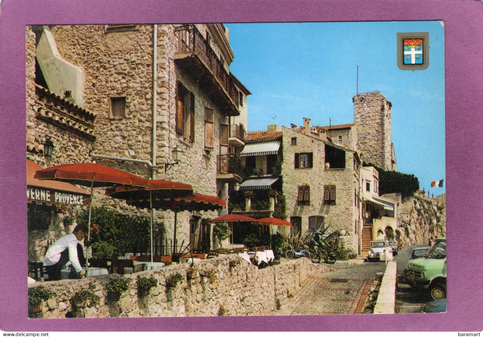 06 ANTIBES Un Coin Des Remparts Dans Le Fond Le Château Grimaldi Automobile Citroën 2CV Bedford Mobylette Bleue - Antibes - Les Remparts