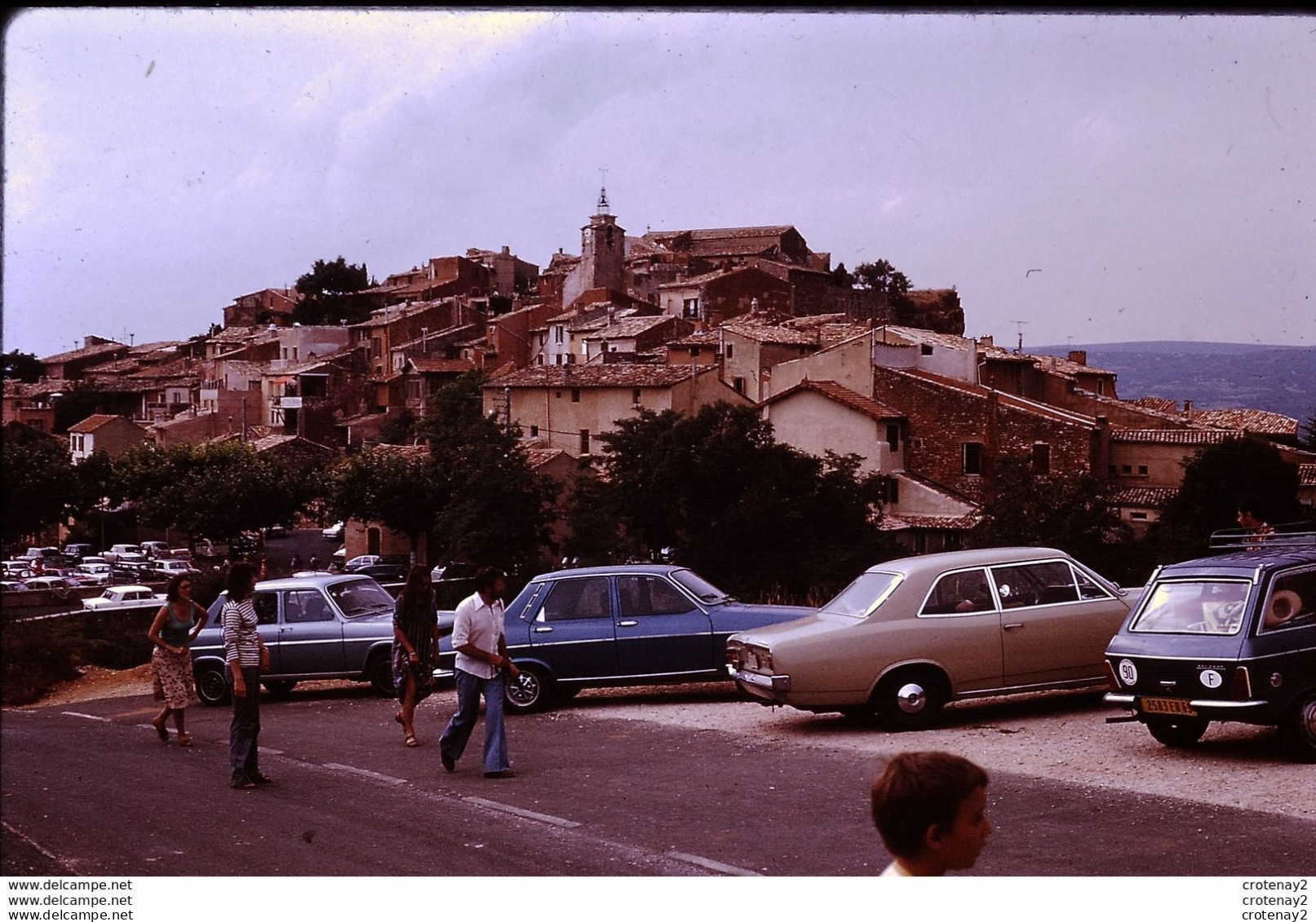 Photo Diapo Diapositive Slide 84 ROUSSILLON OPEL Renault R12 Simca 1100 Peugeot 204 Break En 1975 VOIR ZOOM - Diapositives