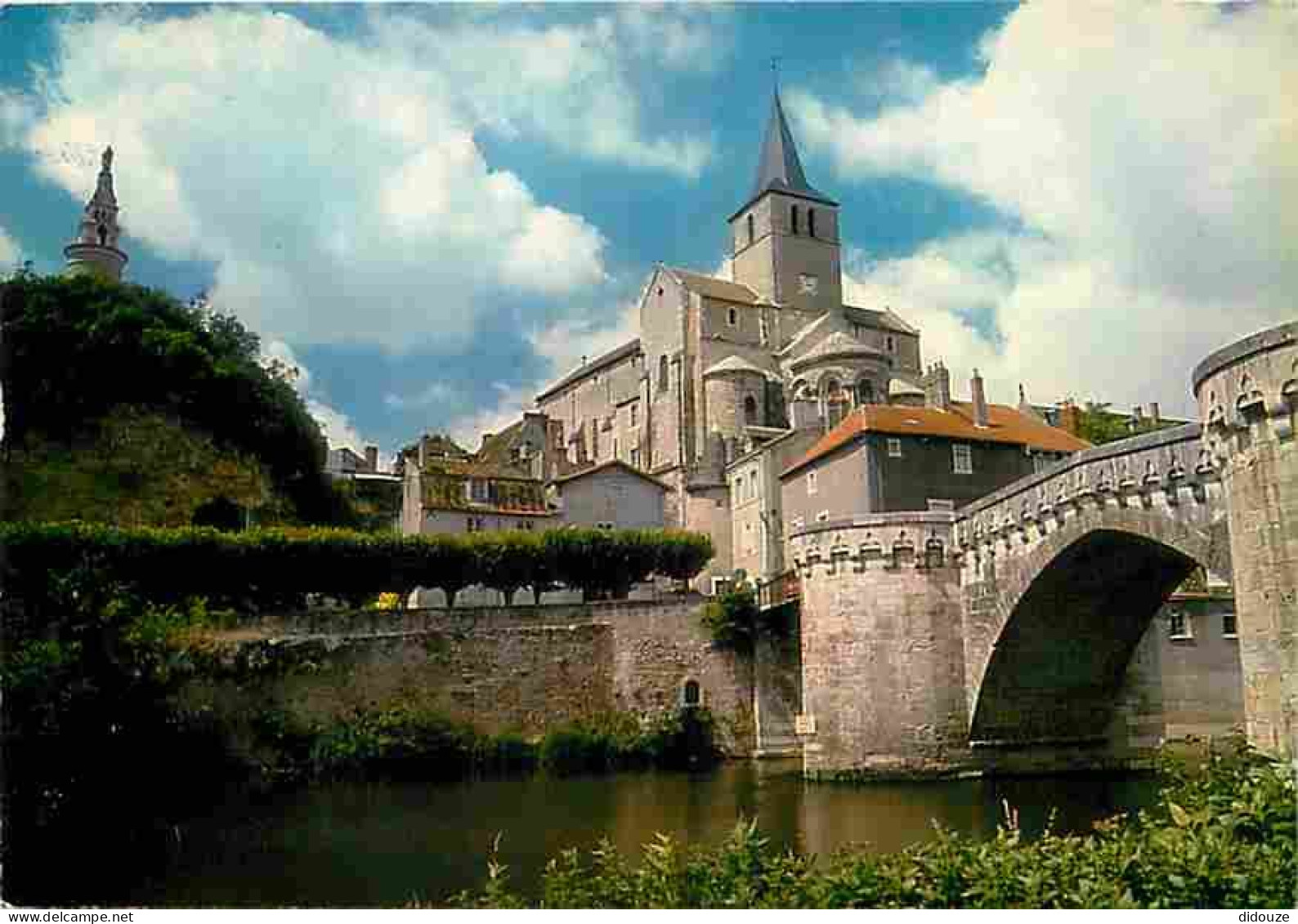 86 - Montmorillon - Le Pont Vieux Du Moyen Age Au Pied De L'Eglise Notre Dame - Carte Neuve - CPM - Voir Scans Recto-Ver - Montmorillon
