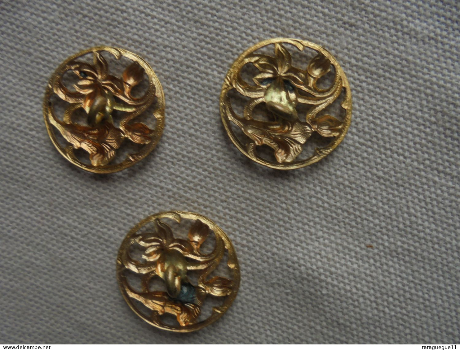 Ancien - 3 boutons en laiton ajouré Fleurs de lys Art Nouveau