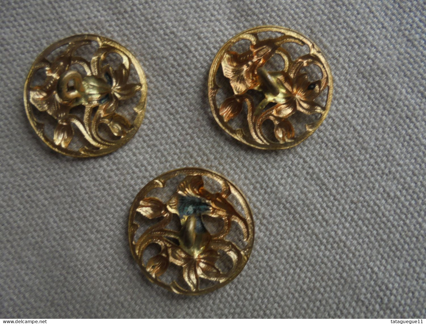 Ancien - 3 boutons en laiton ajouré Fleurs de lys Art Nouveau