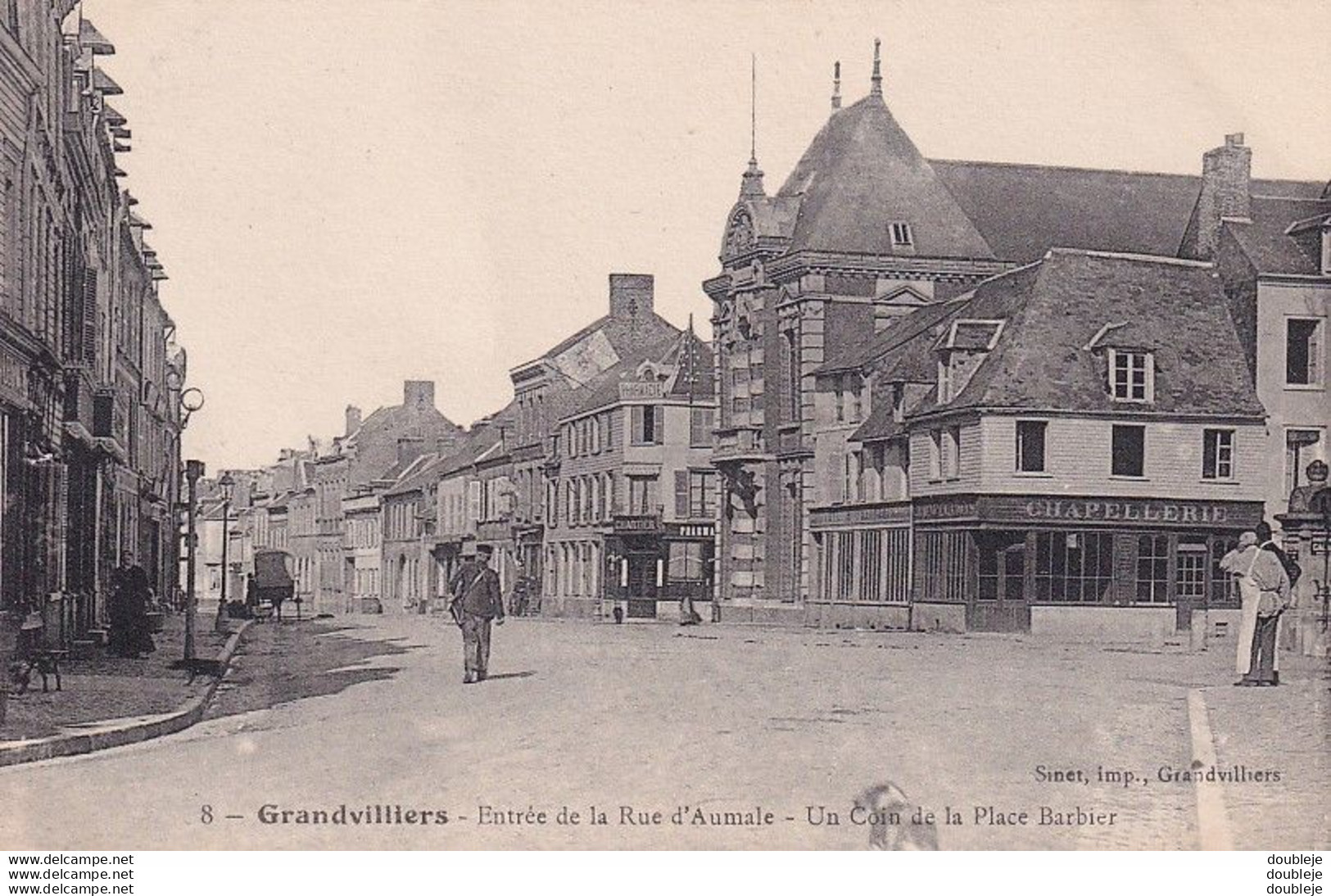 D60  GRANDVILLIERS  Entrée De La Rue D'Aumale Un Coin De La Place Barbier - Grandvilliers