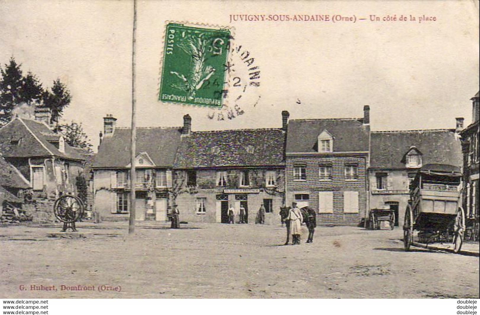 D61 JUVIGNY SOUS ANDAINE Un Côté De La Place - Juvigny Sous Andaine