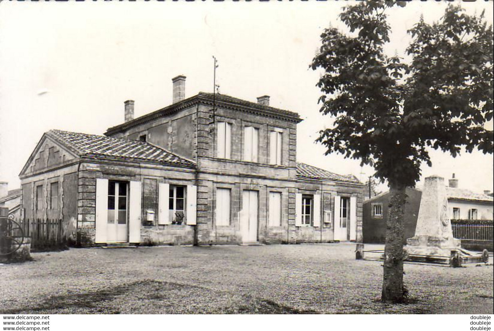 D33  BAYON  La Mairie Et Le Monument Aux Morts  ........  Bayon Sur Gironde - Blaye