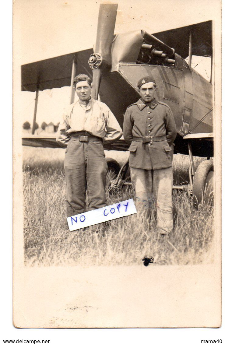 CARTE PHOTO - MILITARIA - 2 HOMMES DEVANT UN AVION DONT 1 MILITAIRE DU 31 REGIMENT - 1914-1918: 1ère Guerre