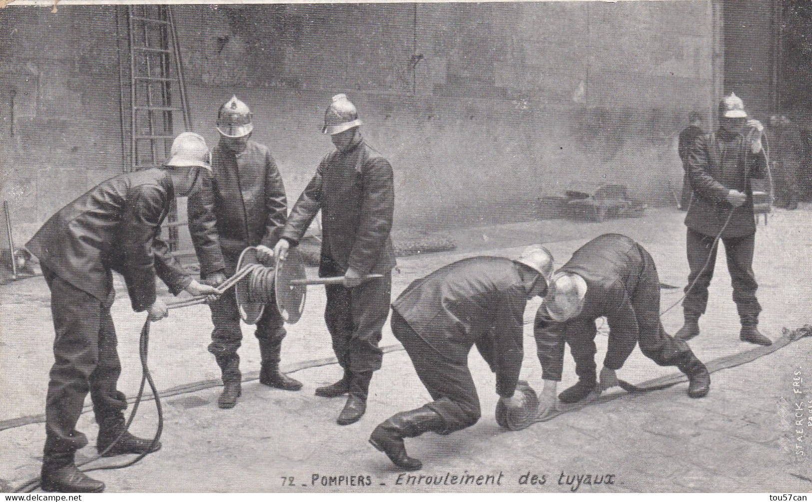 POMPIERS  -  ENROULEMENT  DES  TUYAUX  -  CPA  ANIMEE  DE  1913. - Pompieri