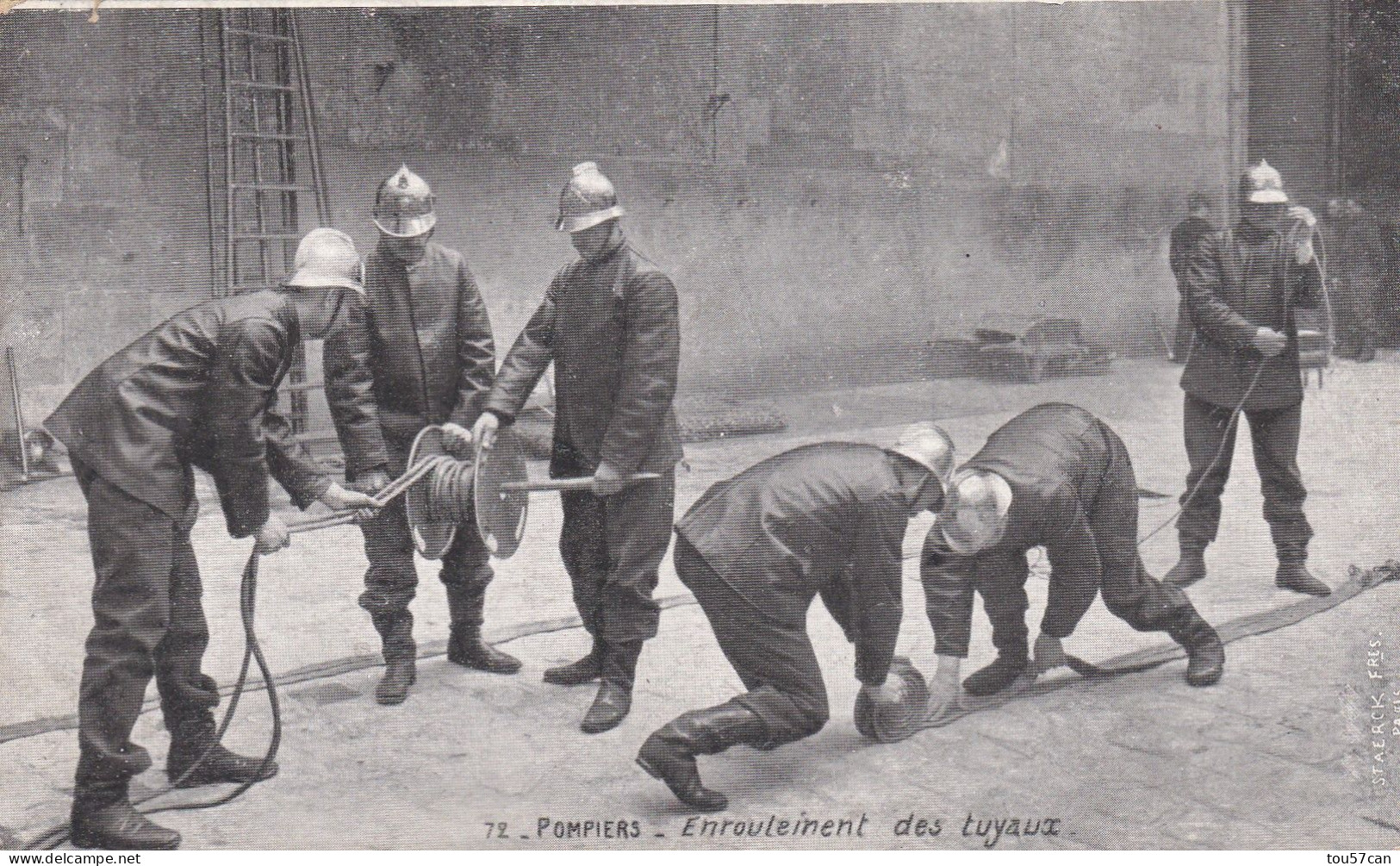 POMPIERS  -  ENROULEMENT  DES  TUYAUX  -  CPA  ANIMEE  DE  1913. - Bombero