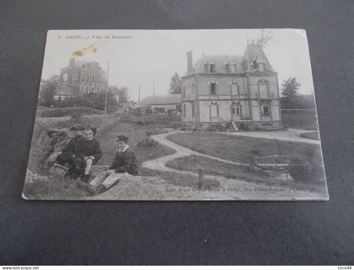 CARTE POSTALE.FRANCE.ORBEC.ENFANTS DEVANT LA VILLA DE BEAUVOIR.1906.TACHE. - Orbec