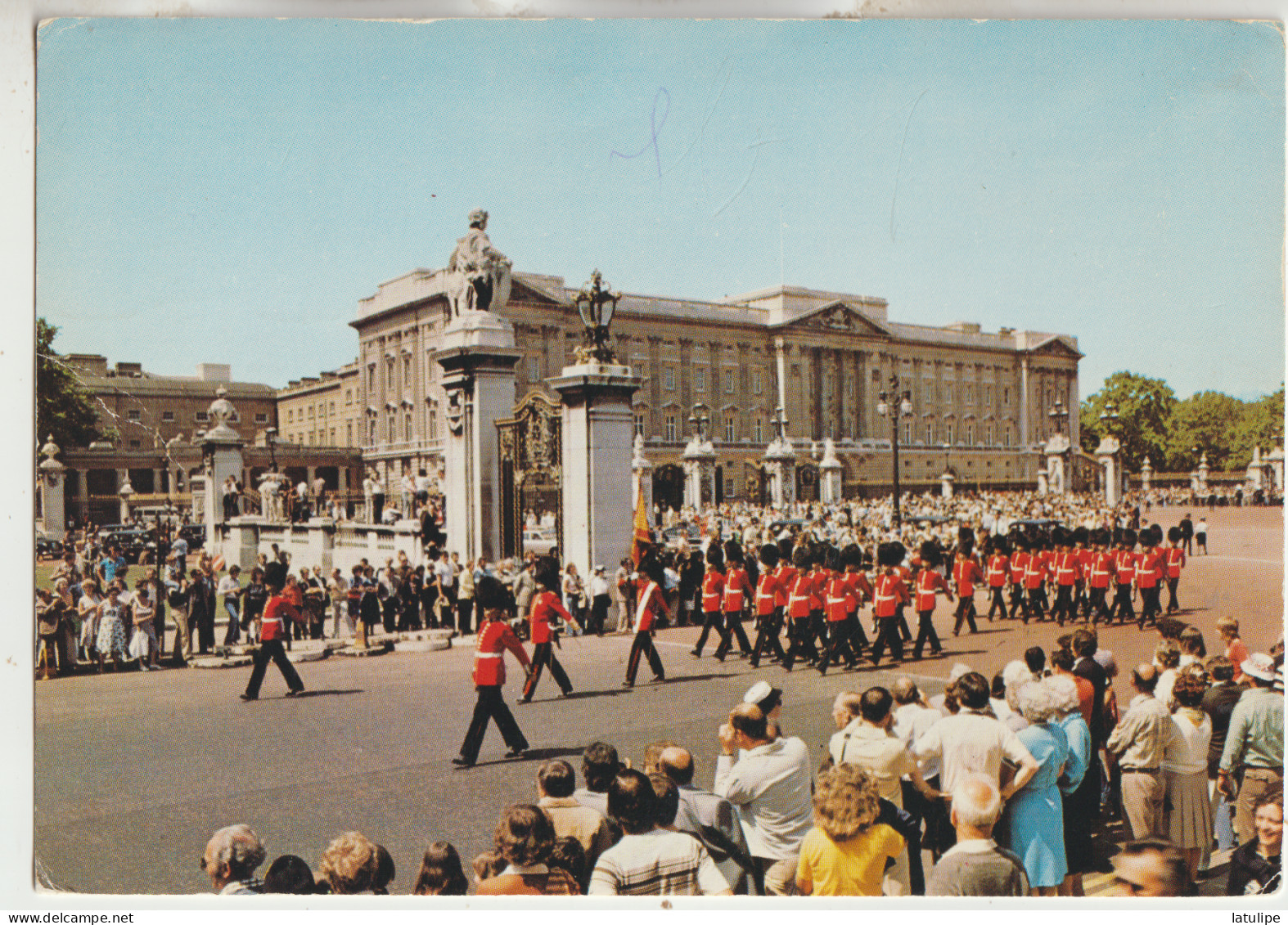 London  Carte Circulée Timbrée  Guards Marching Et Buckinghem Palace Tres Animées - London Suburbs