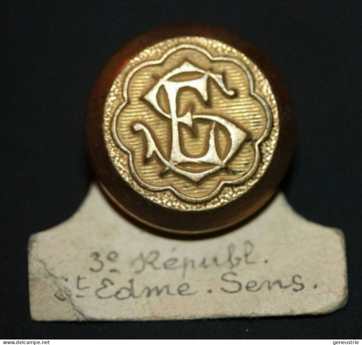 Rare Bouton D'uniforme D'école "Ecole Saint Edmé à Sens - Yonne" 3ème République - Knöpfe