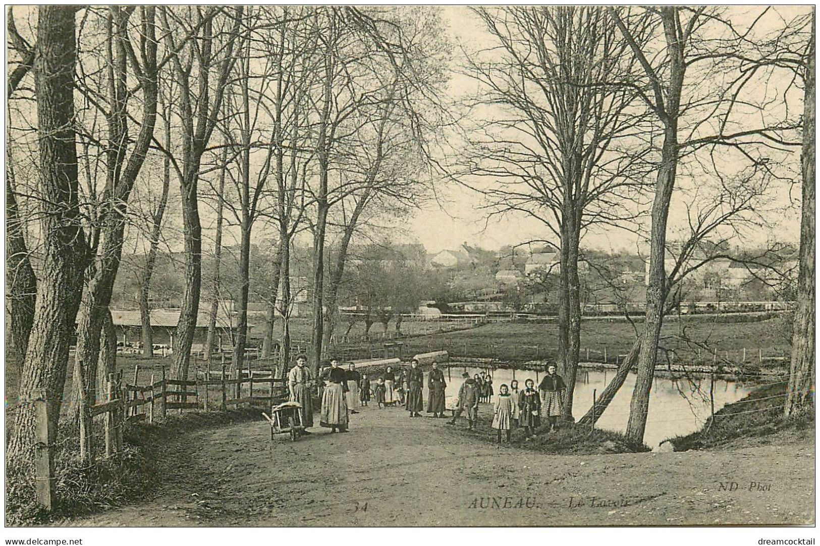 28 AUNEAU. Le Lavoir 1906 - Auneau