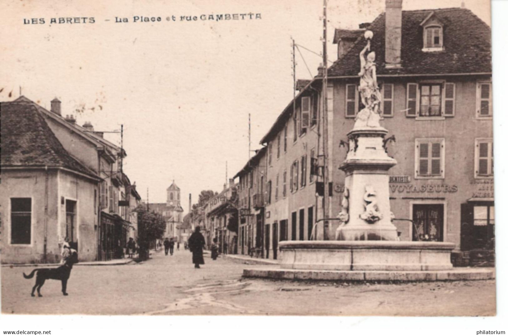 38  LES ABRETS  La Place Et Rue Gambetta - Les Abrets