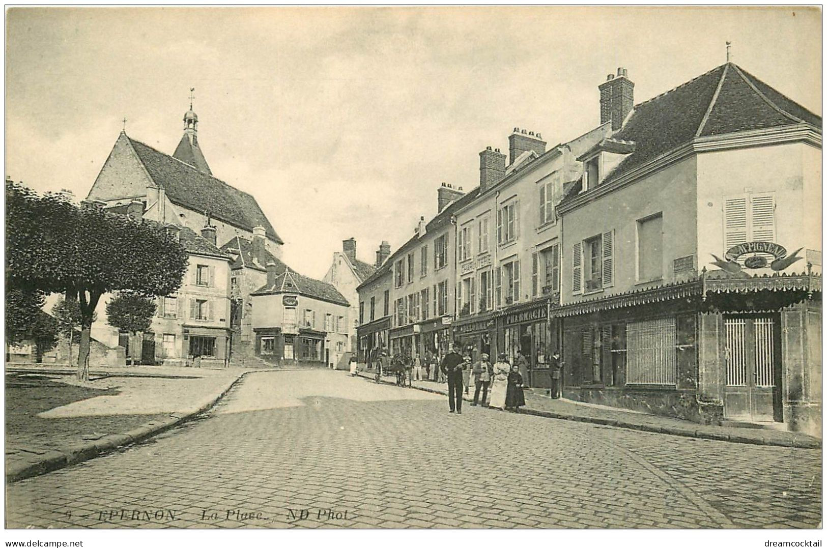 28 EPERNON. La Place. Boucherie Pigneau, Charcuterie Delorme Et Pharmacie... - Epernon