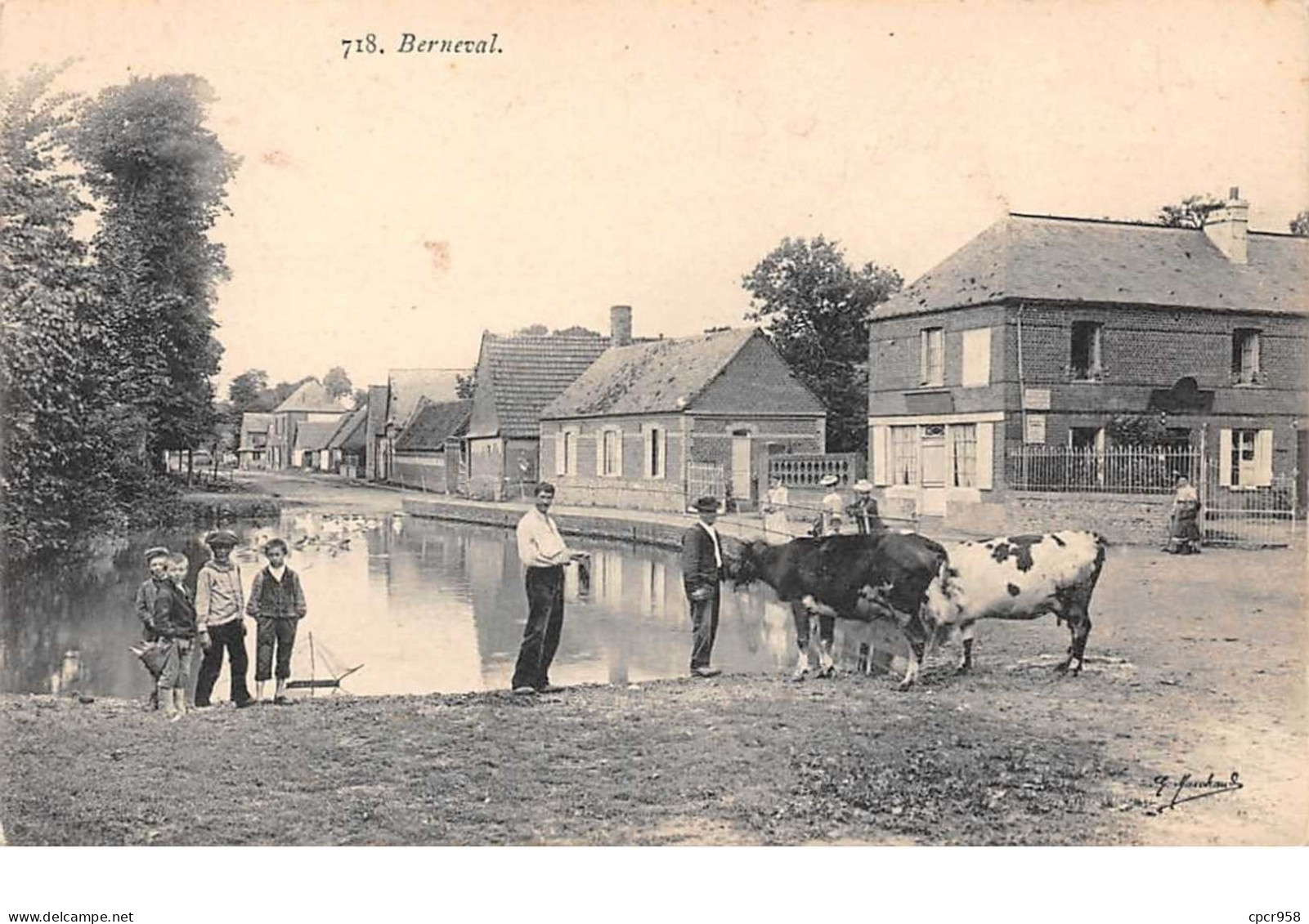 76. N°55397.berneval.vache.enfant.bateau.village - Berneval