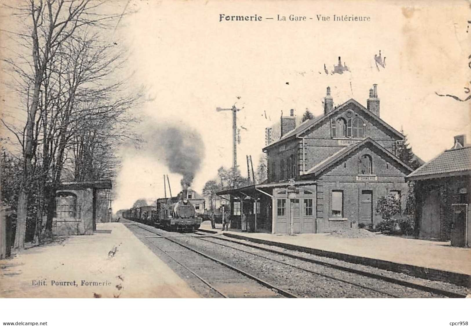 60. N°55091.formerie.la Gare.vue Intérieure.train.locomotive - Formerie