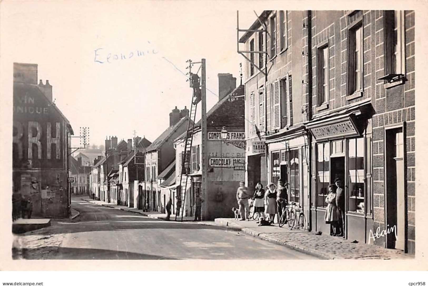 51 . N° 101593  . Cpsm .9x14 Cm  .sezanne .la Rue De Paris .cafe Tabac . - Sezanne