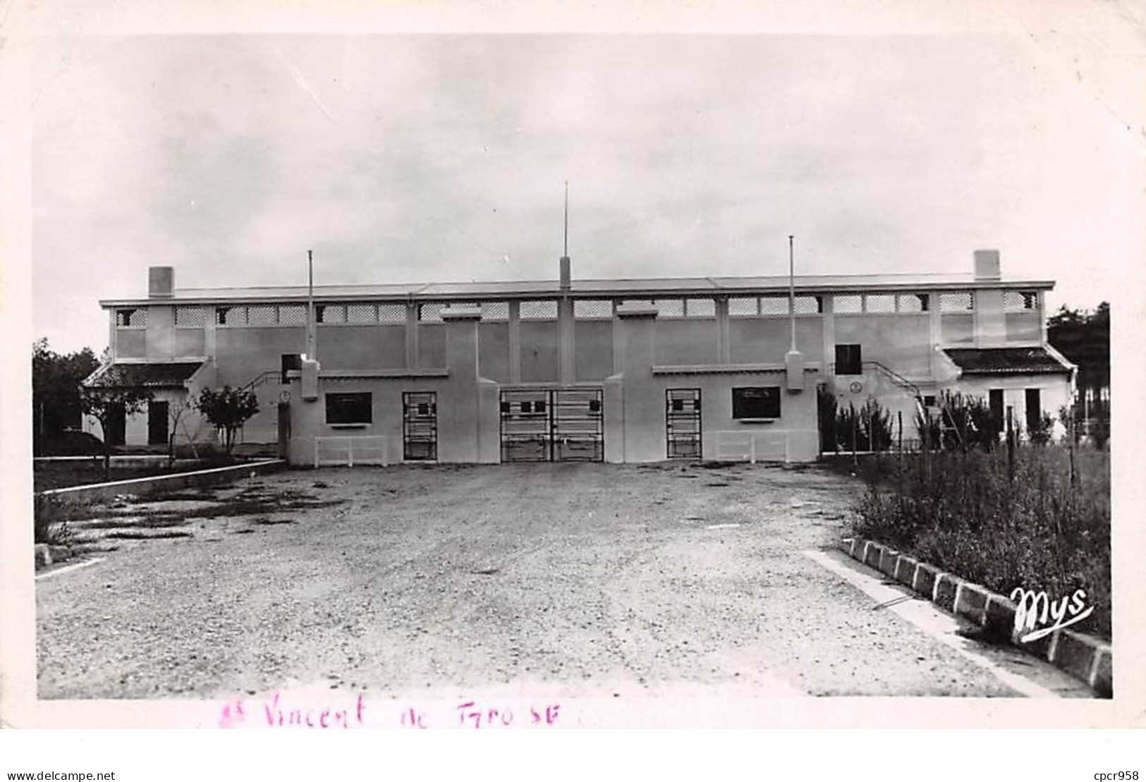 40 . N° 101580 . Cpsm .9x14 Cm  .st Vincent De Tyrosse .le Stade . - Saint Vincent De Tyrosse