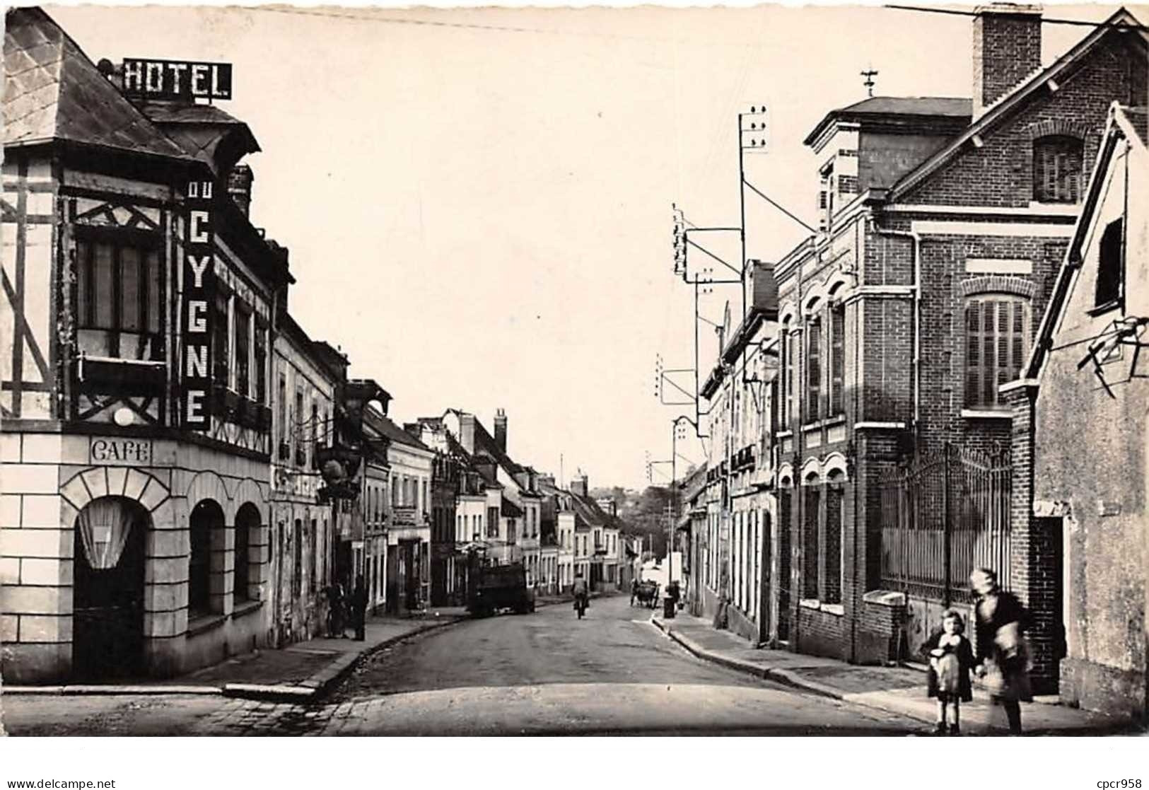 27 . N° 101534 . Cpsm .9x14 Cm  .conches En Ouche .rue Du Val .hotel Cafe . - Conches-en-Ouche