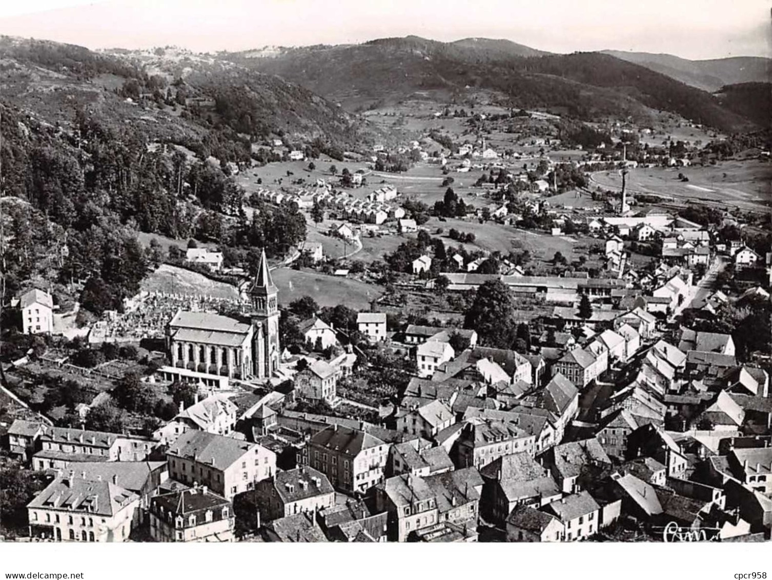 88  . N° 102041 . Cpsm .10x15 Cm  . Le Thillot . Le Centre De La Ville Et L Eglise . - Le Thillot