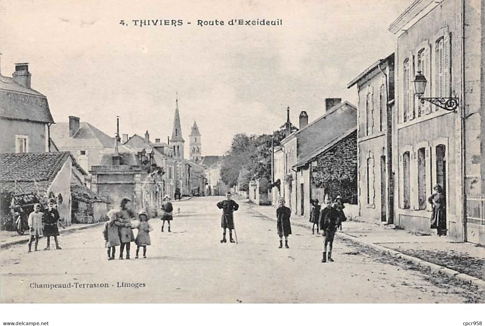 24 . N° 102929 .thiviers .route D Exceideuil .enfants . - Thiviers