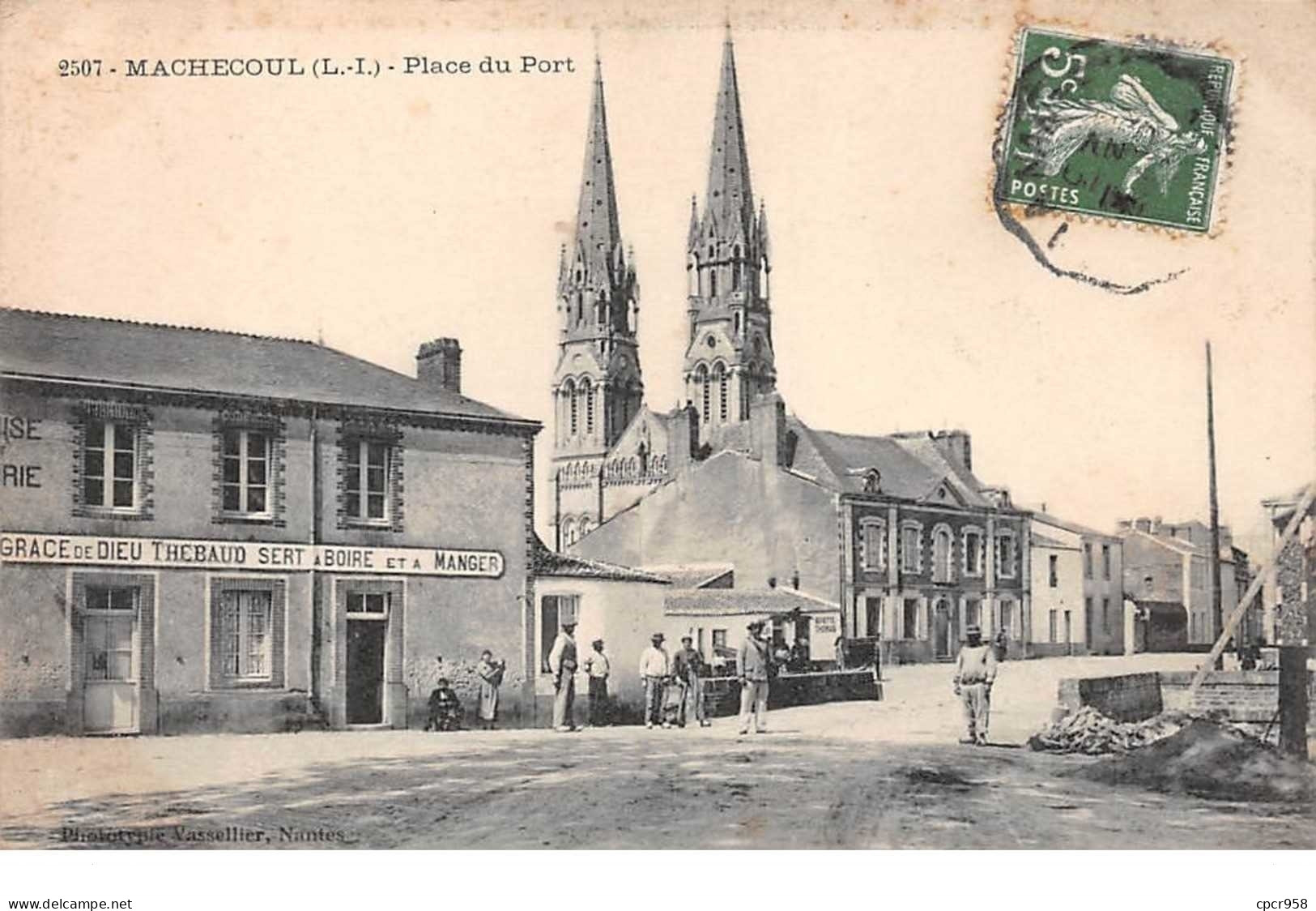 44. N° 103489 .machecoul .eglise .place Du Port . - Machecoul