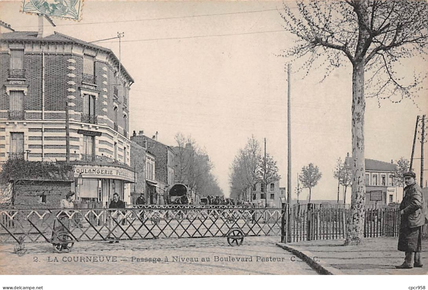 93 .n°  107972  . La Courneuve .attelage .passage A Niveau Au Boulevard Pasteur . - La Courneuve