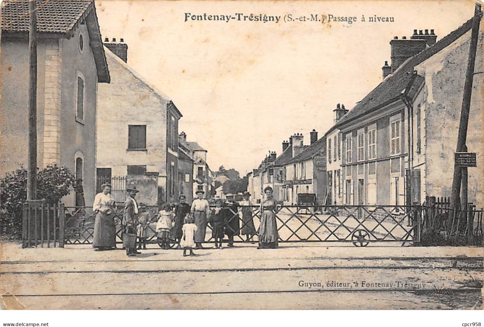 77  .n°  107739 . Fontenay Tresigny .passage A Niveau .en L Etat . - Fontenay Tresigny