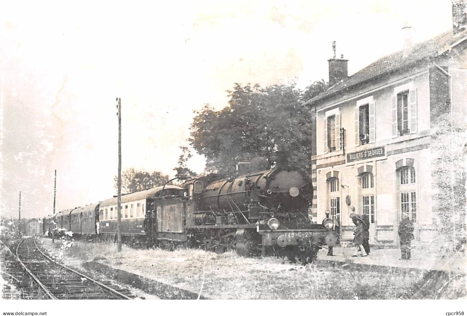 77 .n° 108921 .  Villiers St Georges . Train .la Gare .1972 .en L Etat . - Villiers Saint Georges