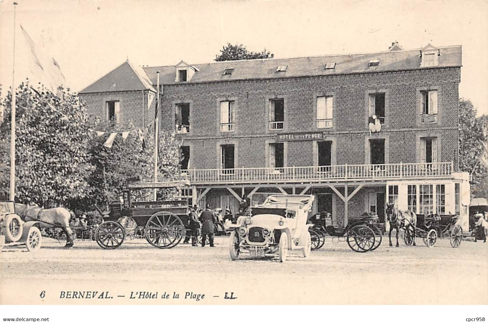 76 .n° 108891 .  Berneval . Voiture .attelage .l Hotel De La Plage . - Berneval