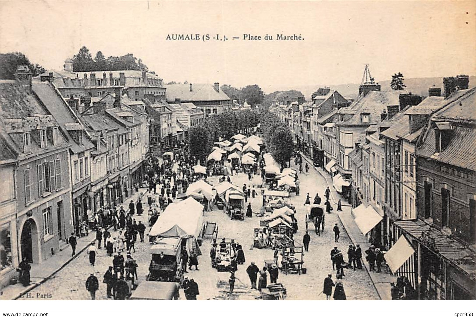 76 .n° 108886 .  Aumale . Place Du Marche .vue Generale  . - Aumale