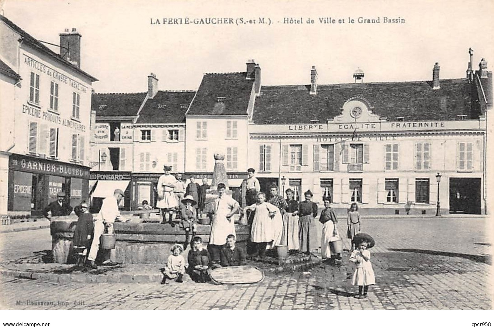 77 .n° 110277 . La Ferte Gaucher . Hotel De Ville Et Le Grand Bassin .epicerie Tabac . - La Ferte Gaucher