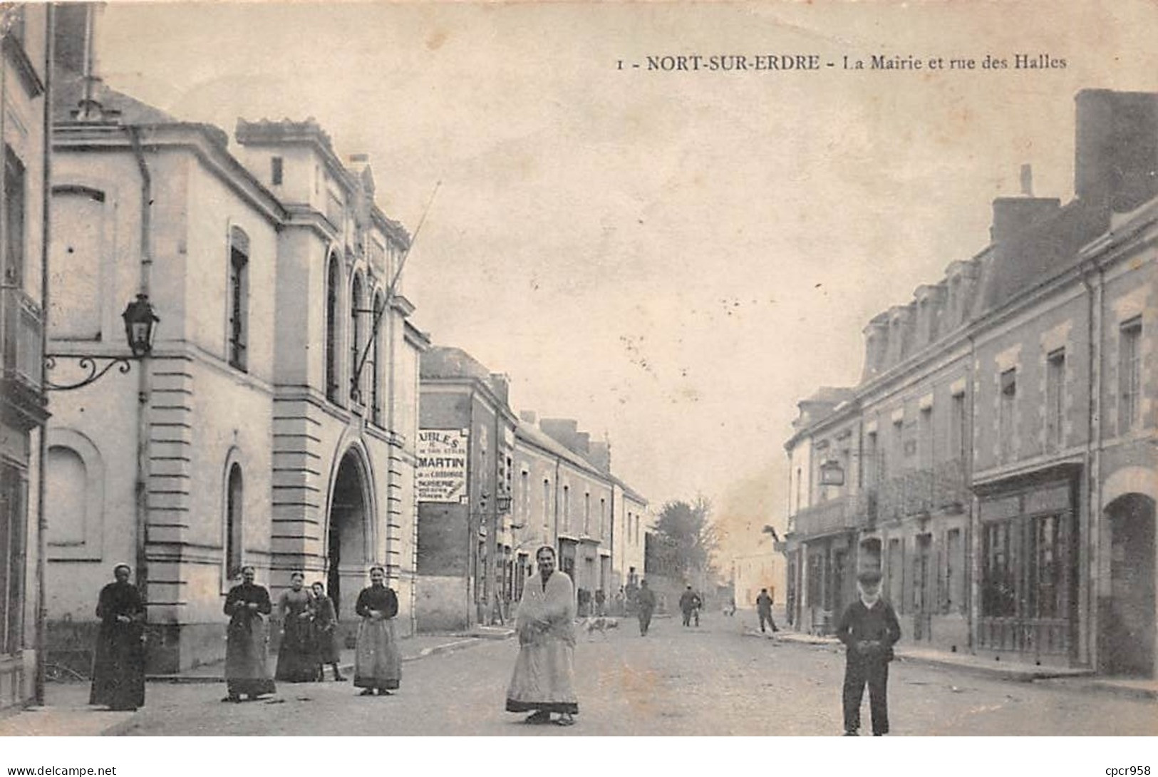 44 .n° 109839 . Nort Sur Erdre . La Mairie Et Rue Des Halles . - Nort Sur Erdre