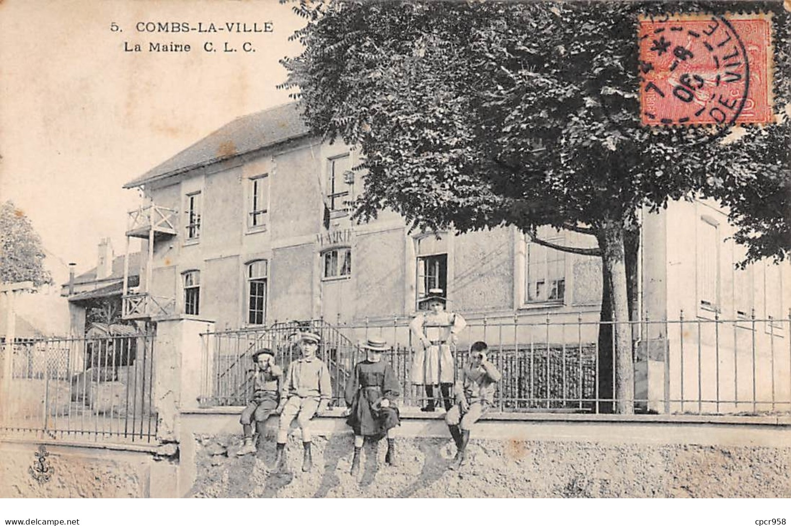 77 .n° 110305 . Combs La Ville . La Mairie .enfants . - Combs La Ville