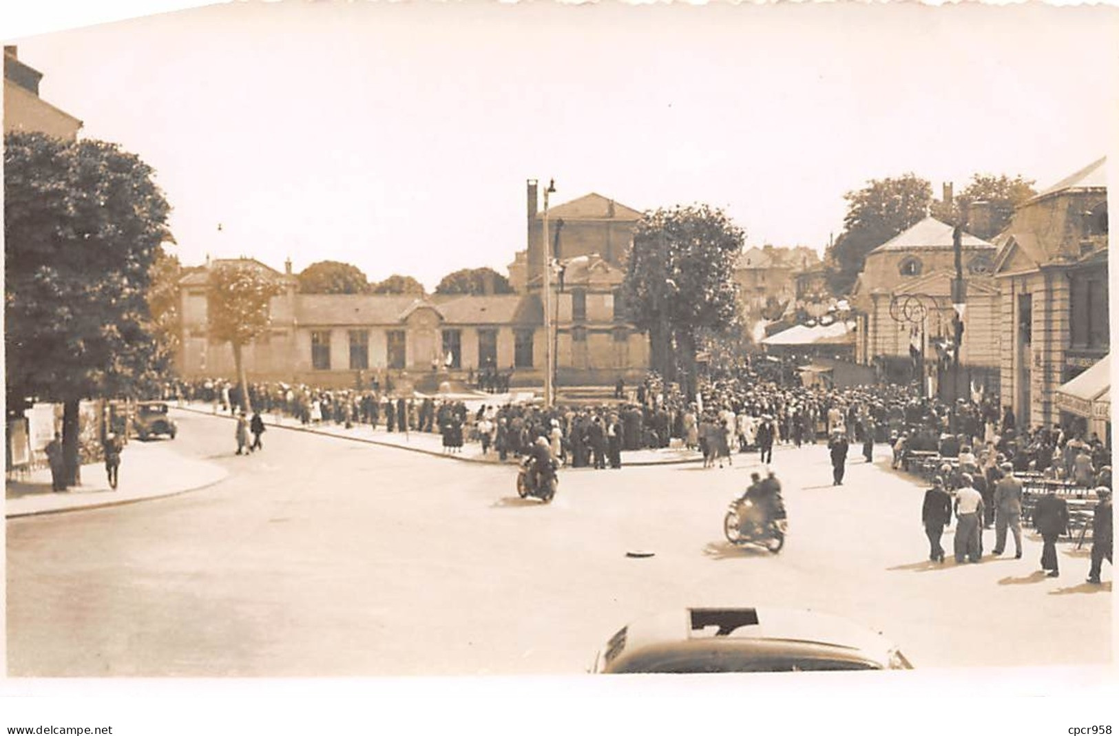 93 - N°63905 - STAINS - Personnes Se Promenant Dans La Rue - Carte Photo Souple Format 14x9 Cm - Stains