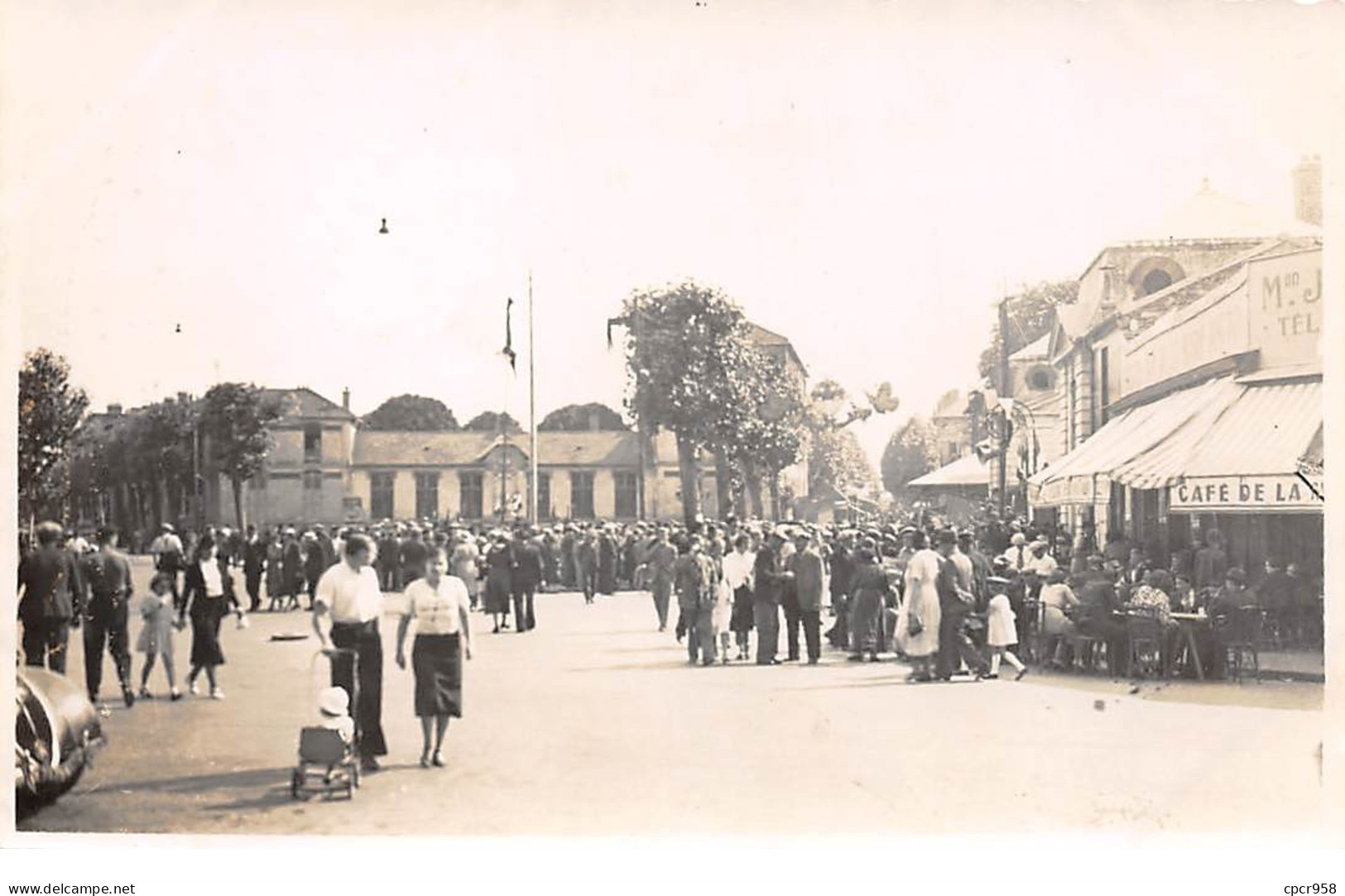 93 - N°63903 - STAINS - Rassemblement Dans La Rue - Carte Photo Souple Format 14x9 Cm - Stains