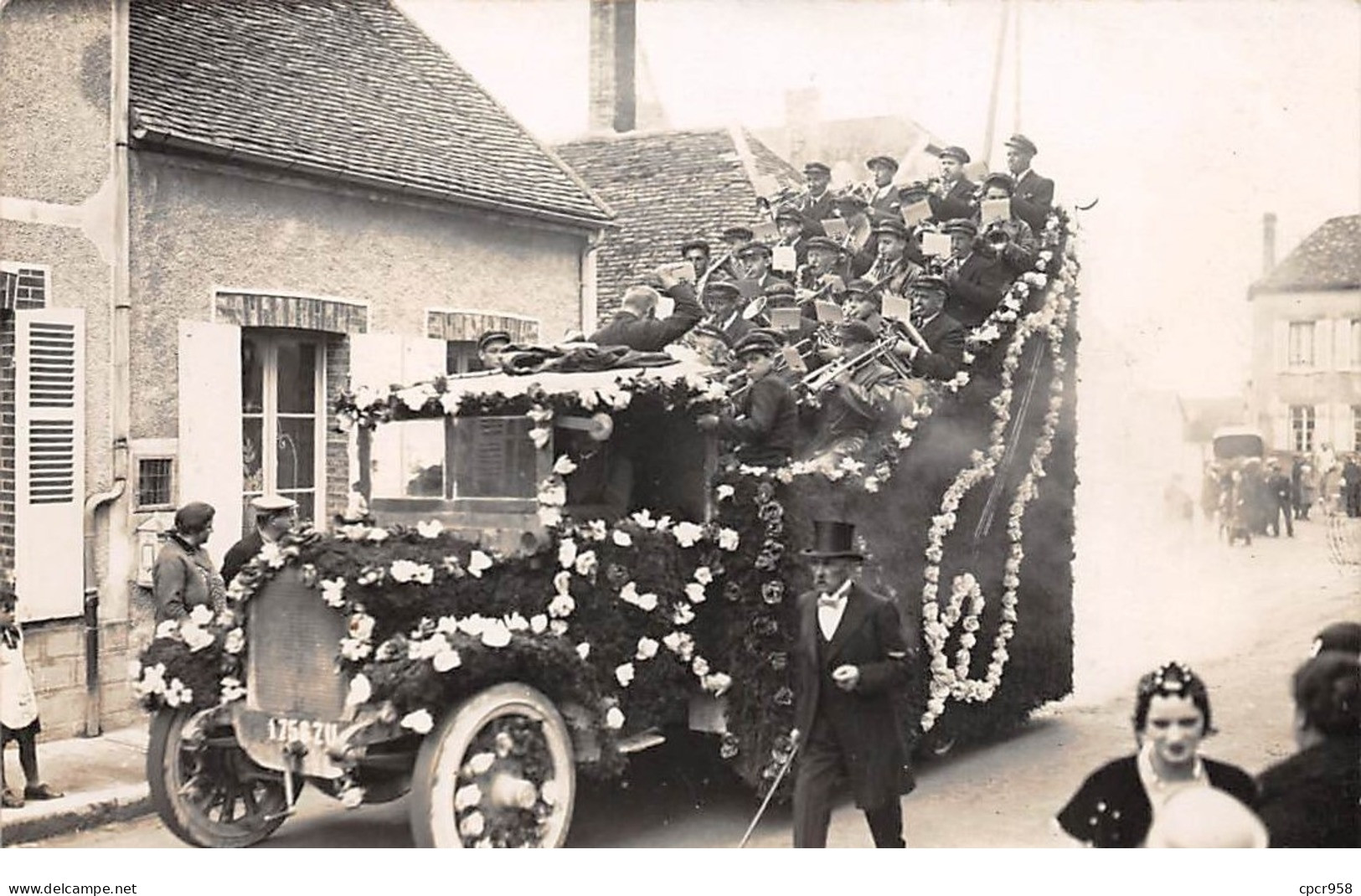 60 - N°64873 - PRECY-SUR-OISE - Cavalcade - Fanfare Dans Une Voiture Fleurie - Carte Photo - Précy-sur-Oise