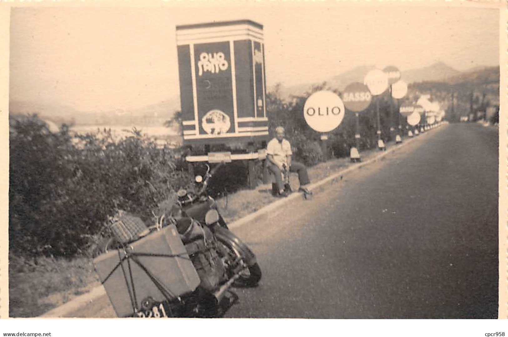 Transport - N°64388 - Homme Assis Au Bord D'une Route Près D'une Moto - Carte Photo - Motos