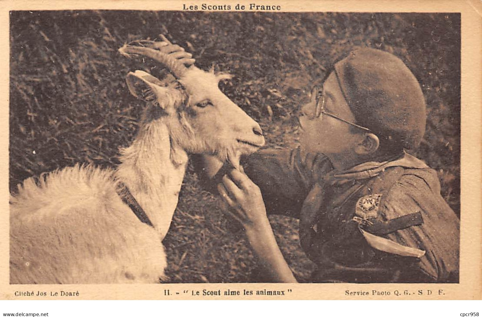 Scoutisme - N°64415 - Les Scouts De France - Le Scout Aime Les Animaux N°2 - Un Scout Avec Une Chèvre - Scouting