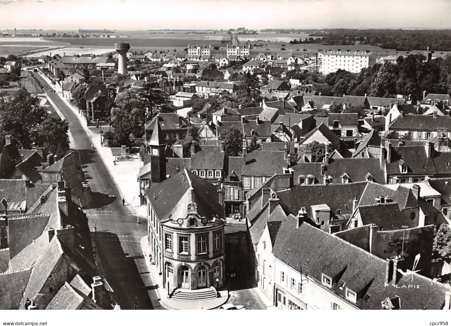 28 .n° 204378.chateauneuf En Thymerais.la Place Des Halles Et La Mairie. Cpsm - 15 X 10.5 Cm. - Châteauneuf