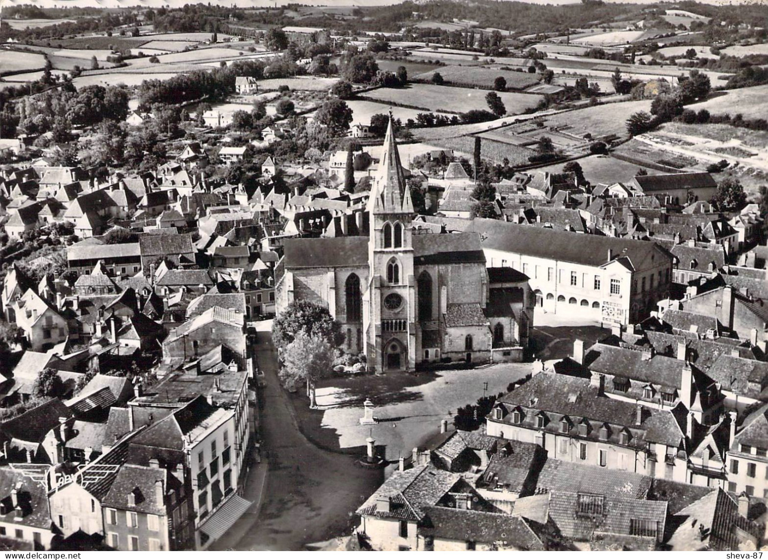 64 - Orthez - Vue Générale - Au Centre, L'Eglise Saint Pierre Vue Du Ciel - Orthez