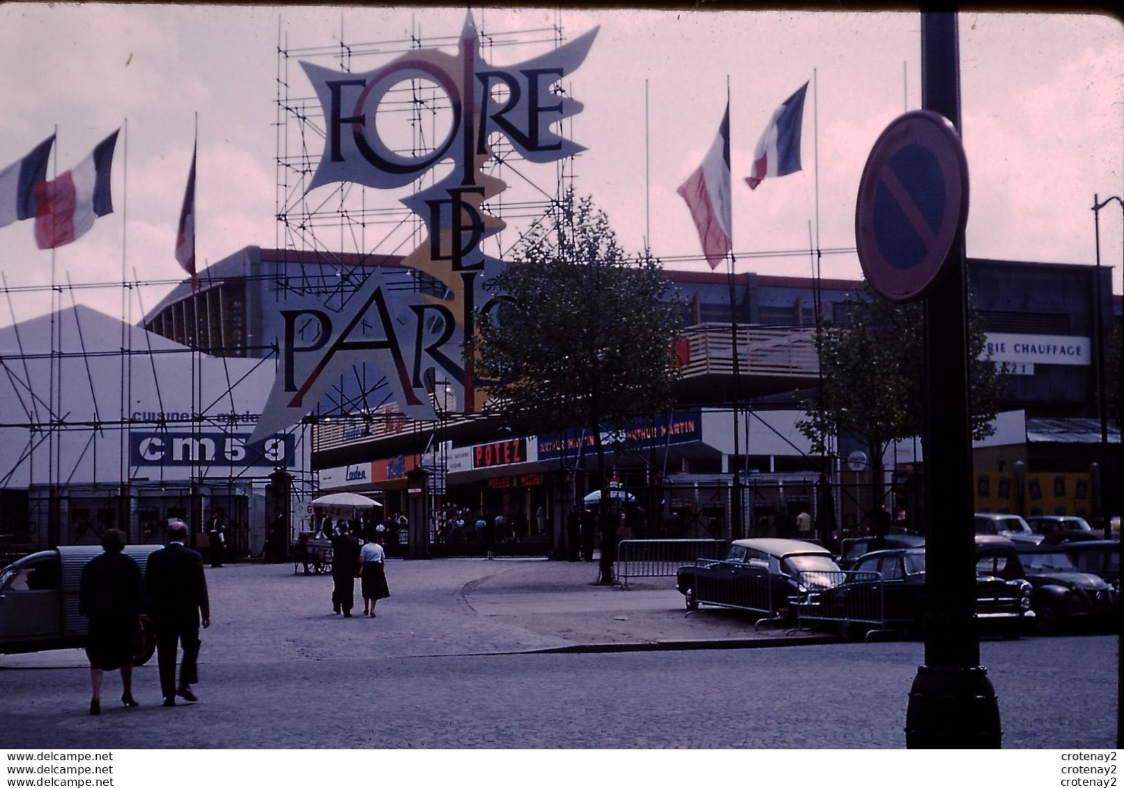 Photo Diapo Diapositive Slide FOIRE De PARIS 1959 Citroën DS 2CV Camionnette Peugeot 403 PUB Laden VOIR ZOOM - Diapositives