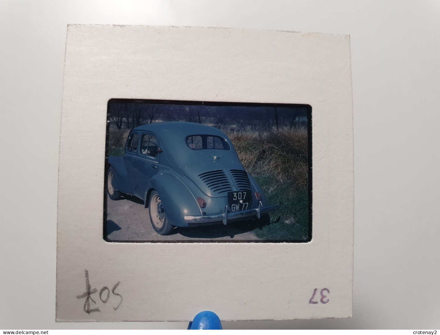 Photo Diapo Diapositive Slide Gros Plan Auto Voiture RENAULT 4CV En 1961 VOIR ZOOM - Diapositives