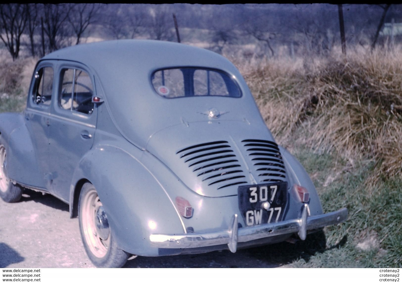 Photo Diapo Diapositive Slide Gros Plan Auto Voiture RENAULT 4CV En 1961 VOIR ZOOM - Diapositives