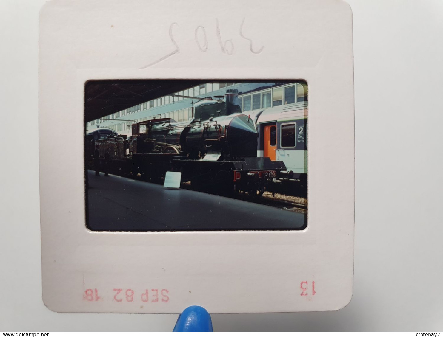 Photo Diapo Diapositive Slide TRAIN Wagon Locomotive à Vapeur C 145 PLM En 09/1982 Devant Train Corail SNCF VOIR ZOOM - Diapositives