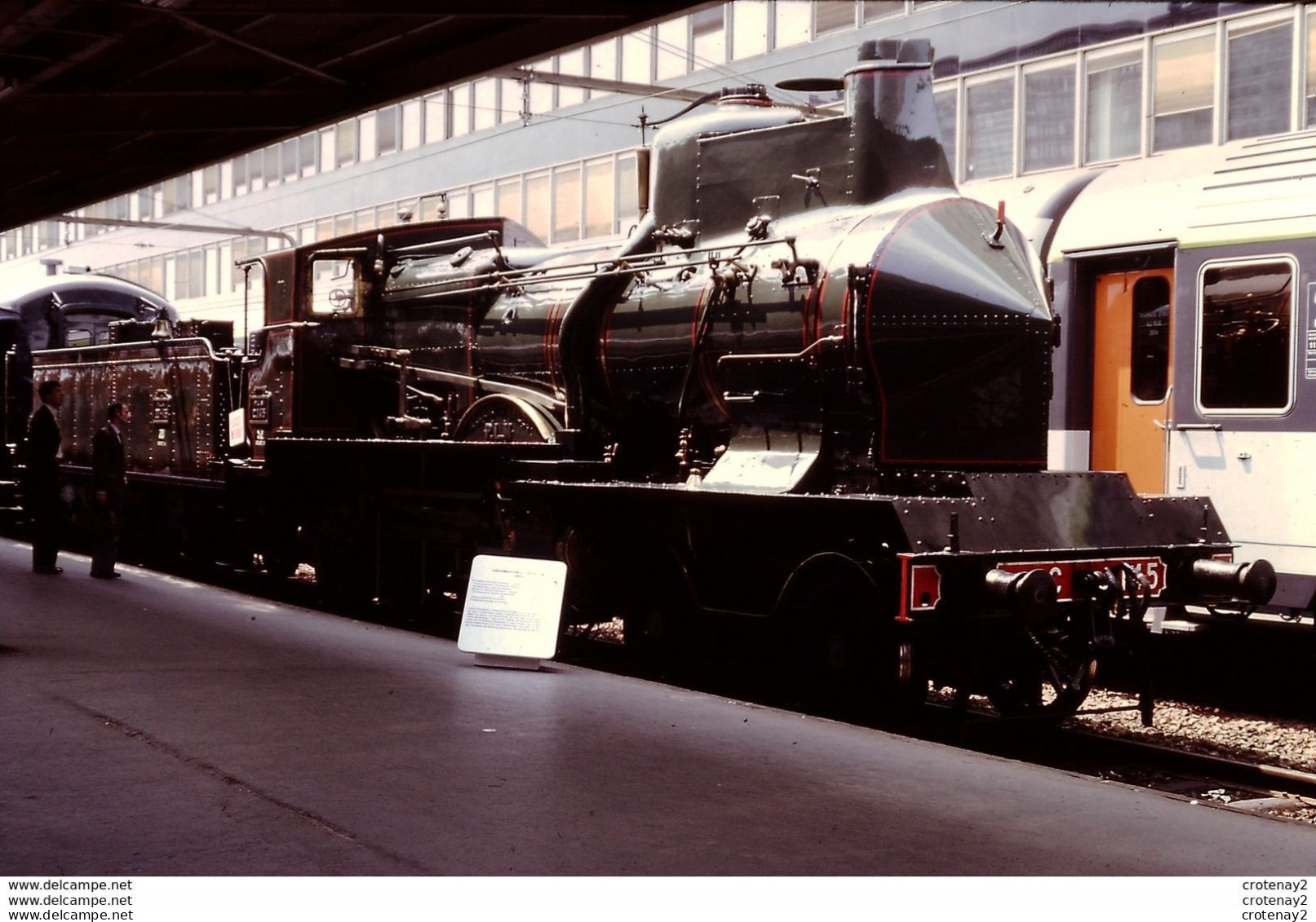 Photo Diapo Diapositive Slide TRAIN Wagon Locomotive à Vapeur C 145 PLM En 09/1982 Devant Train Corail SNCF VOIR ZOOM - Diapositives